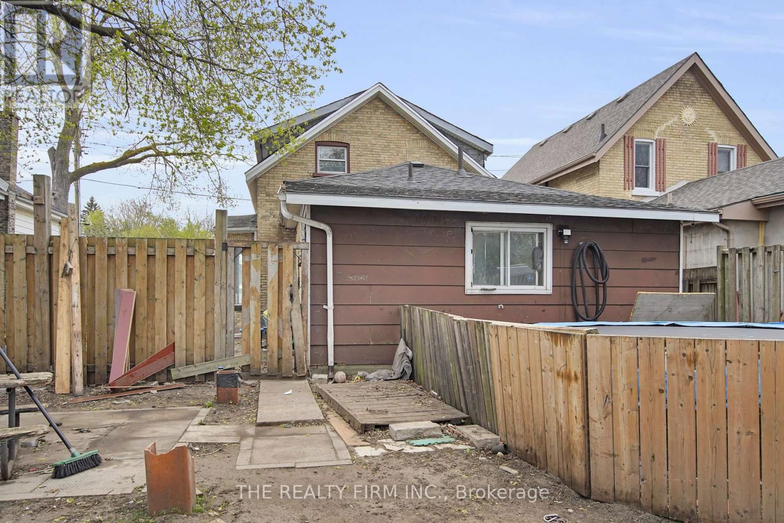 524 SIMCOE STREET Image 33
