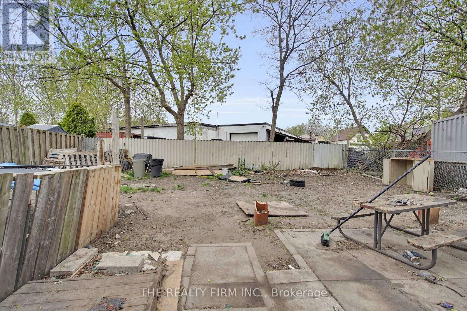 524 SIMCOE STREET Image 34
