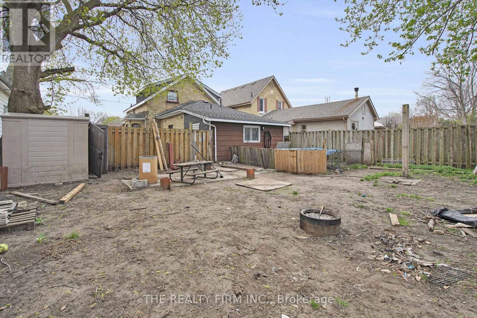 524 SIMCOE STREET Image 35