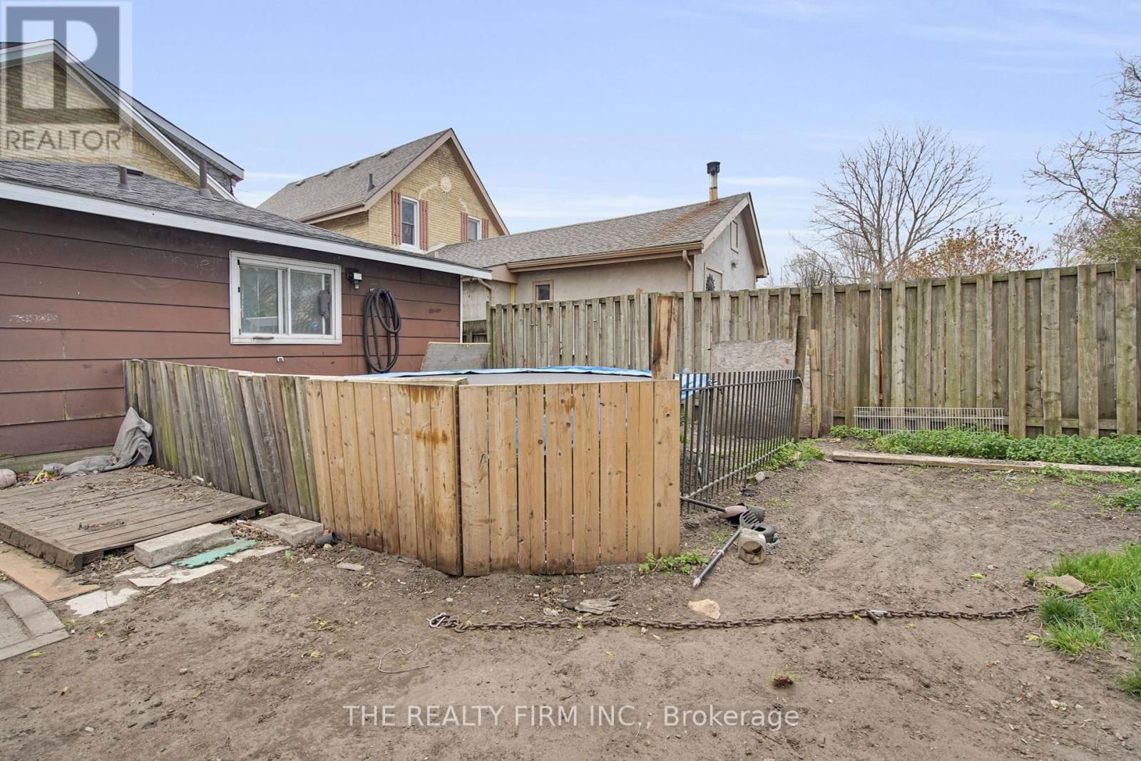 524 SIMCOE STREET Image 36