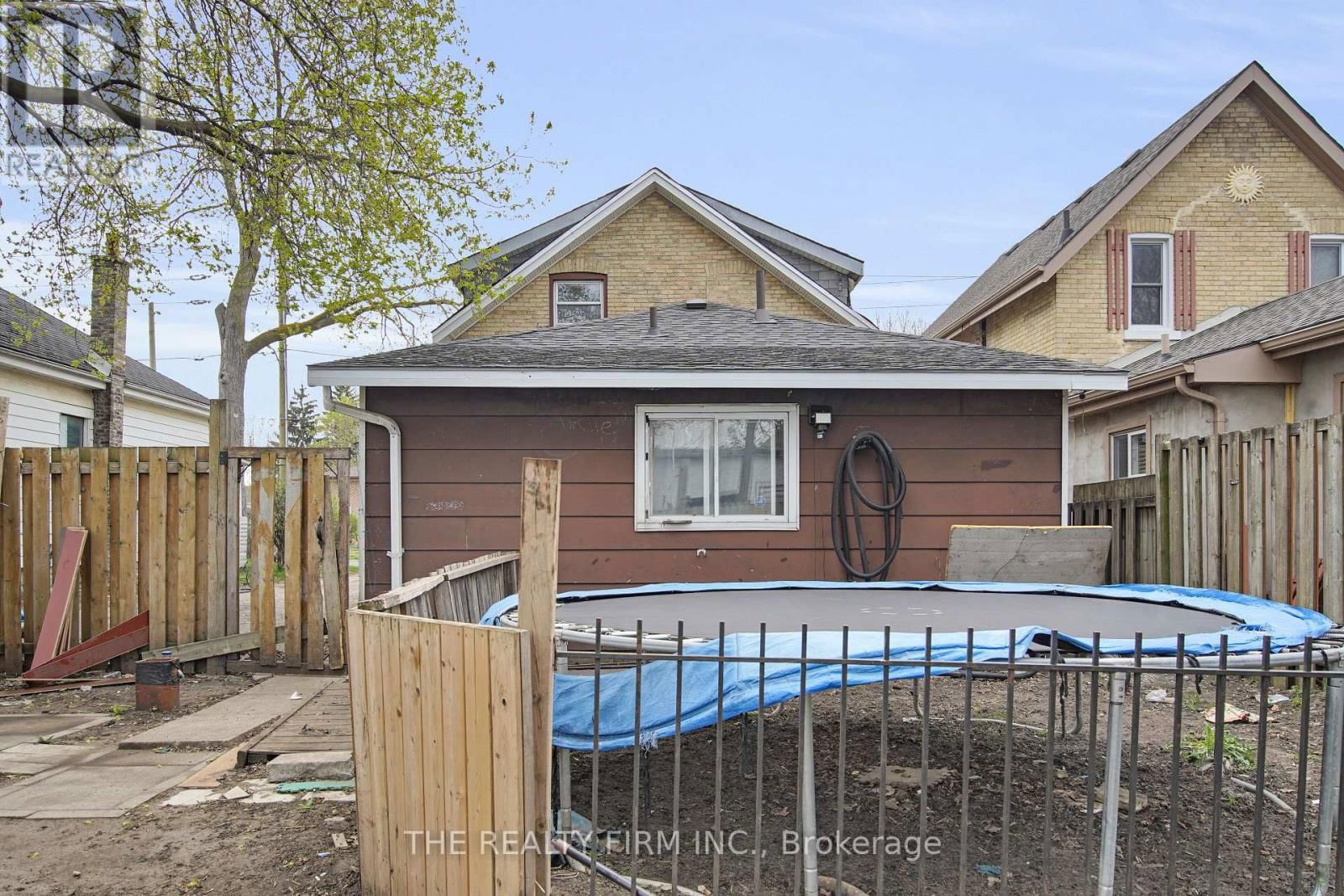 524 SIMCOE STREET Image 37