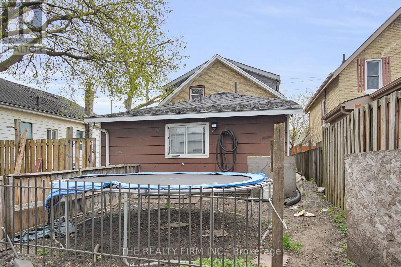 524 SIMCOE STREET Image 38