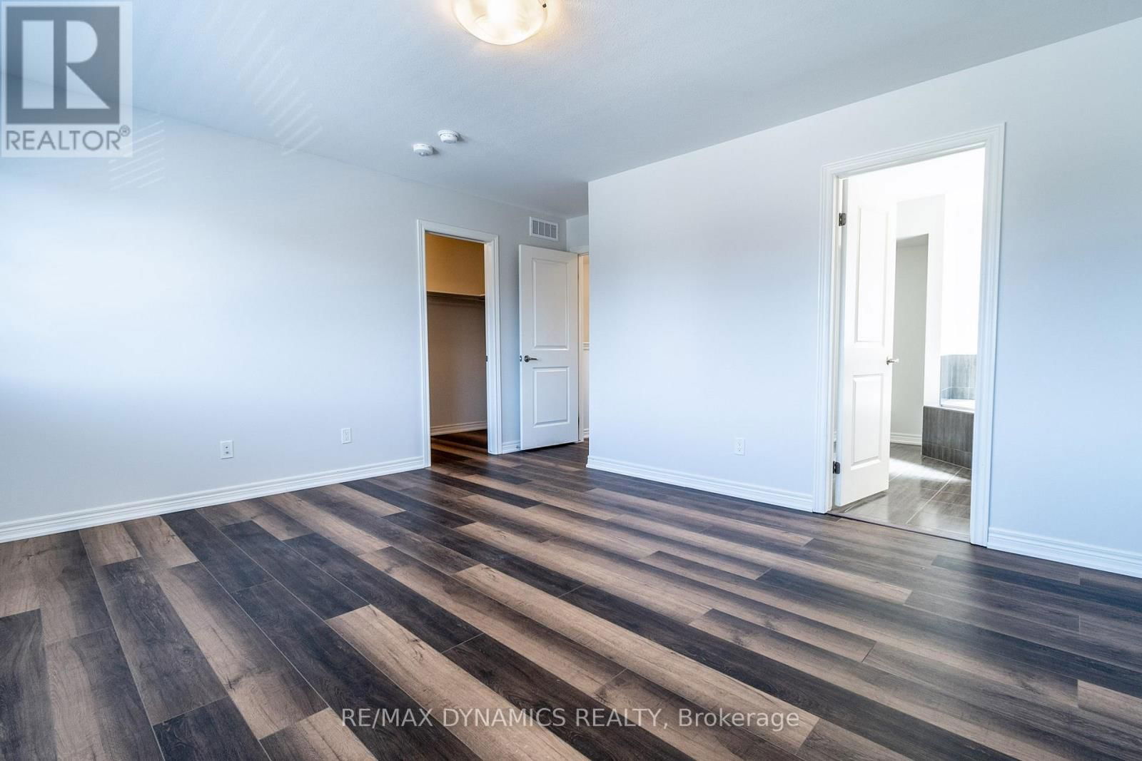 34 CROW STREET Image 19