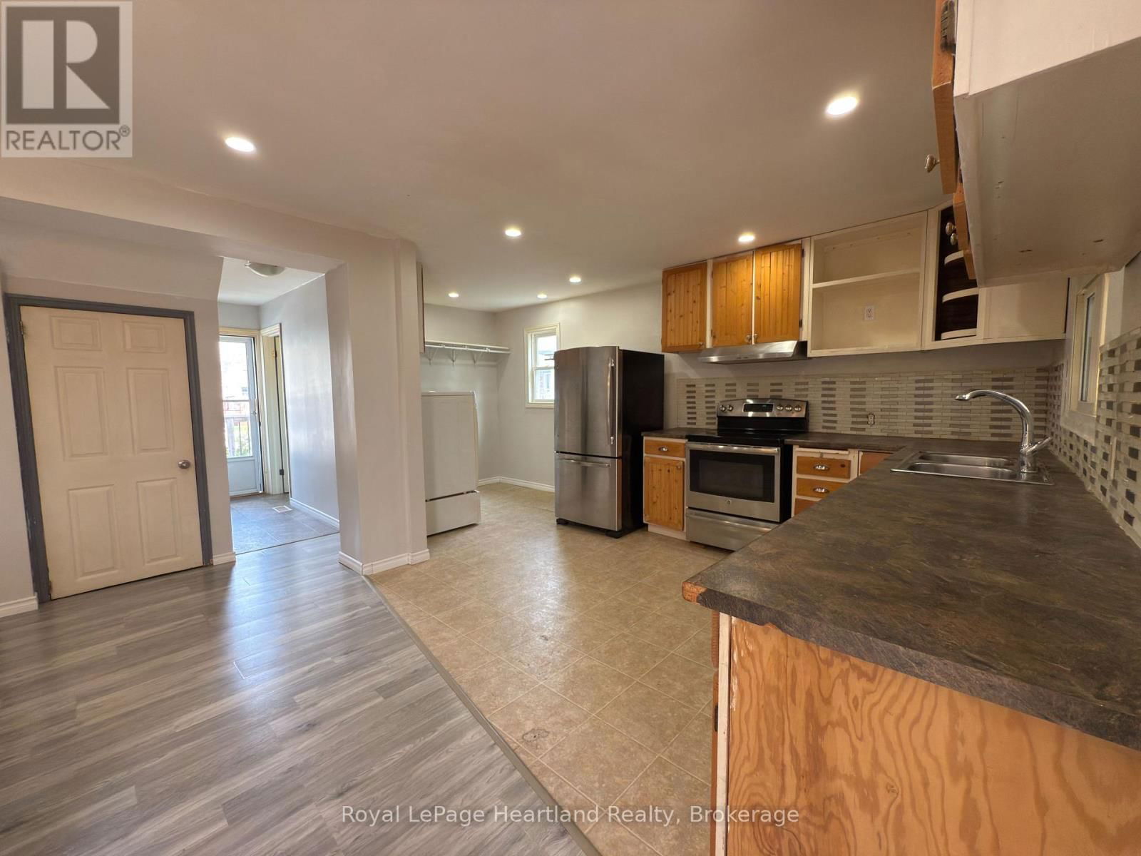 32 REGINA ROAD Image 8
