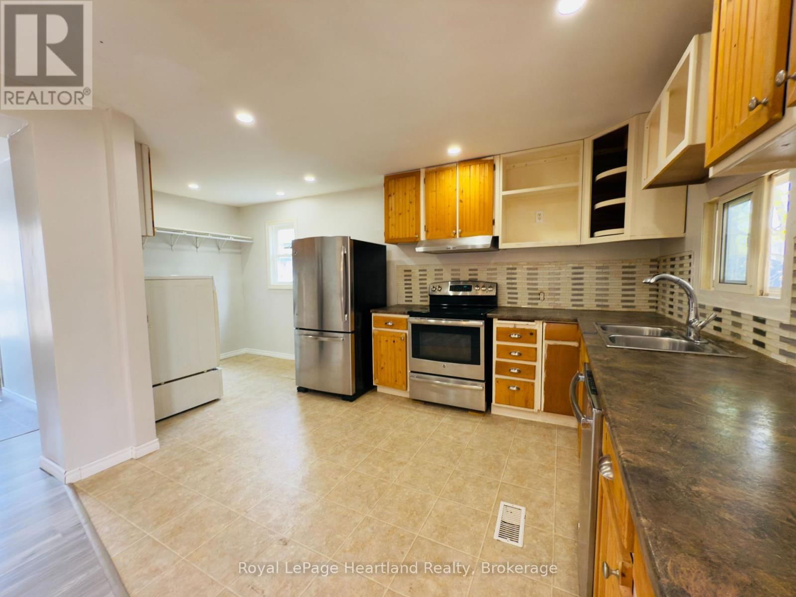 32 REGINA ROAD Image 9