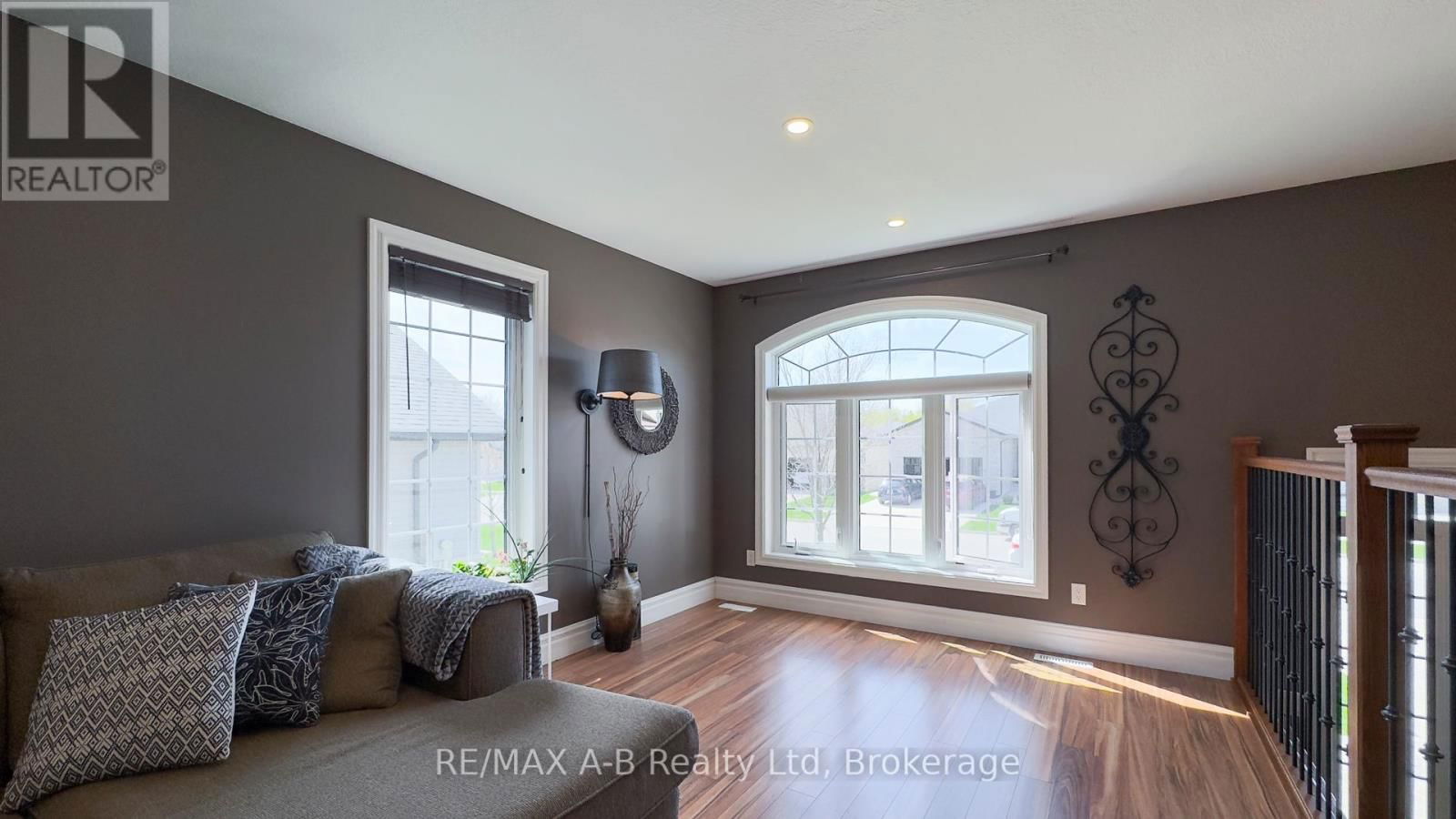 83 SYLVIA STREET Image 12