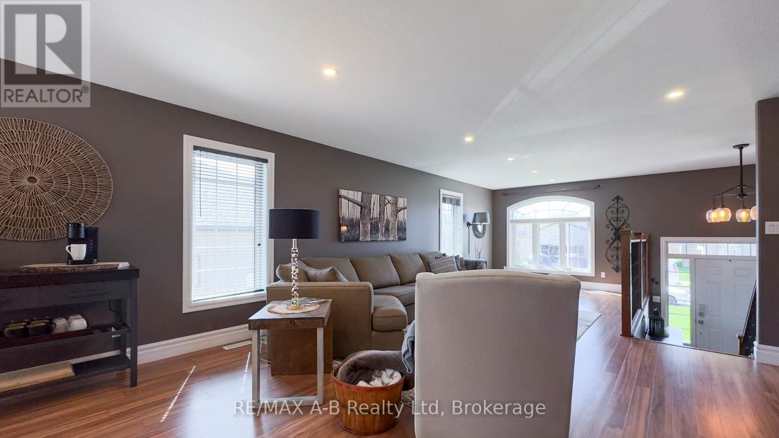 83 SYLVIA STREET Image 15