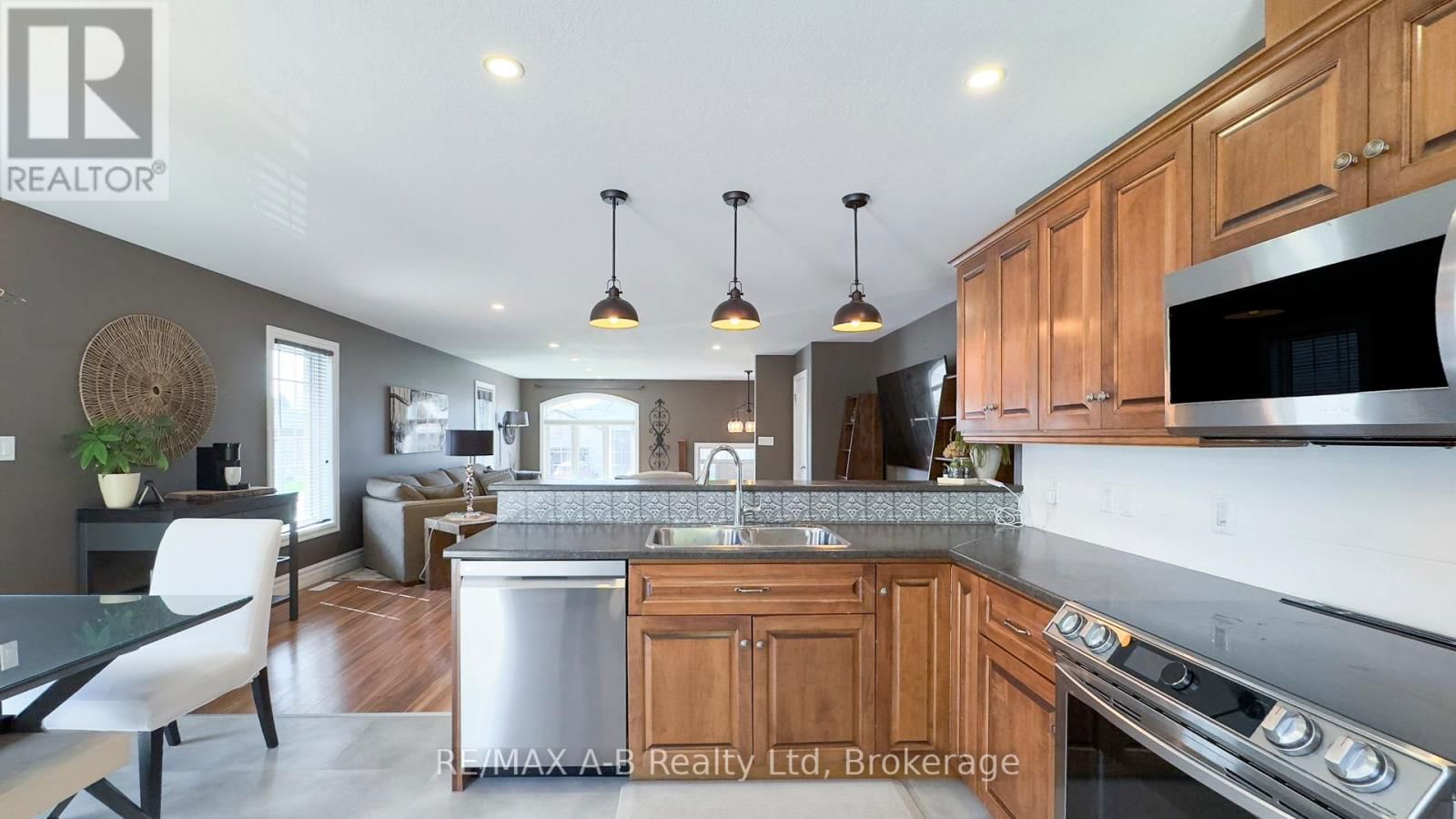 83 SYLVIA STREET Image 22