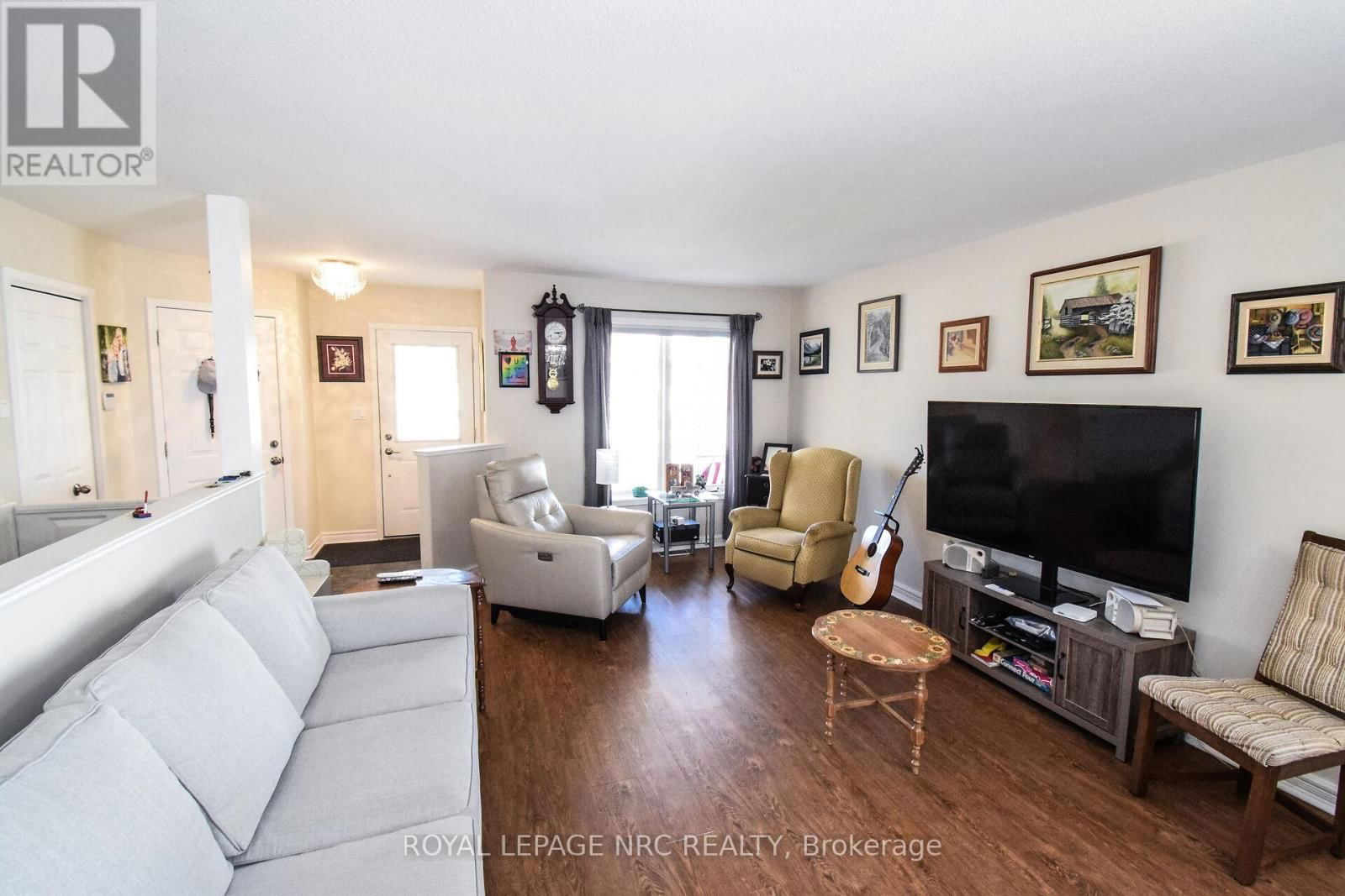 330 AUTUMN CRESCENT Image 10
