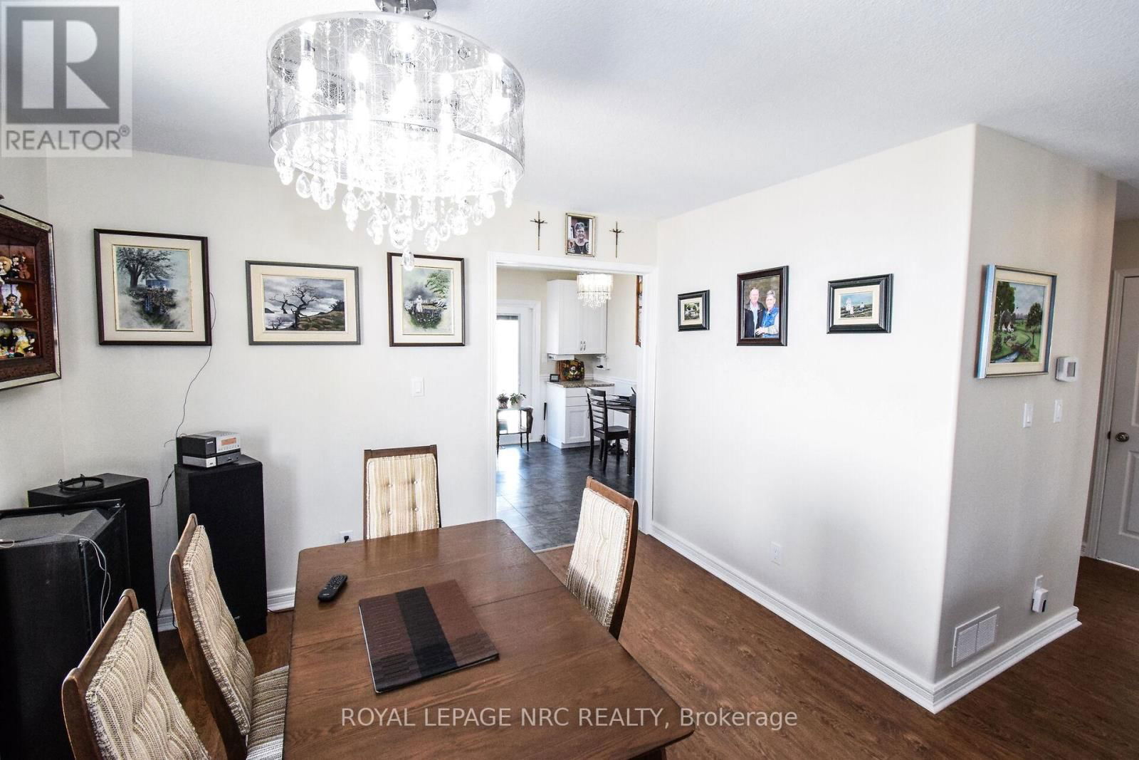 330 AUTUMN CRESCENT Image 12