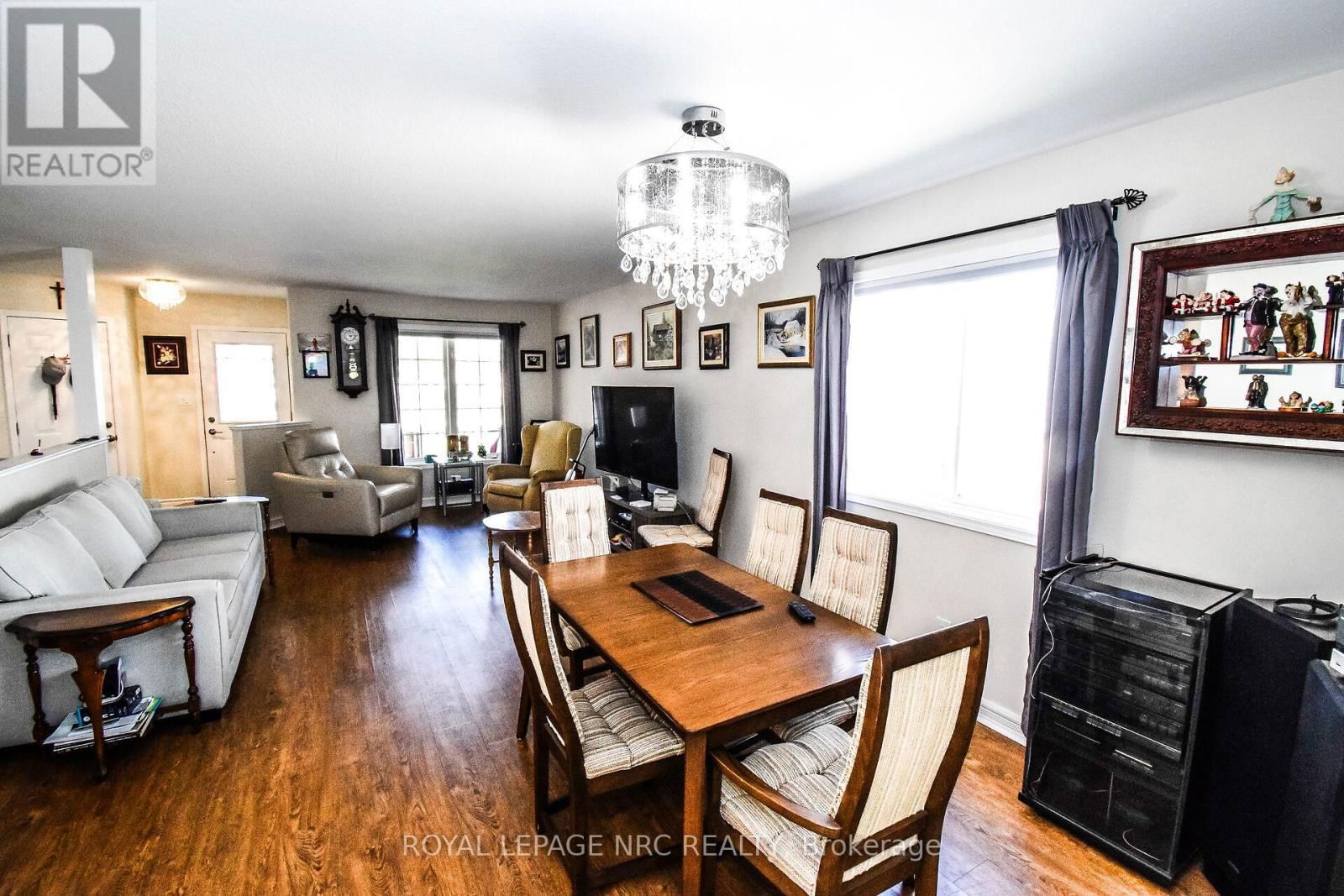 330 AUTUMN CRESCENT Image 13