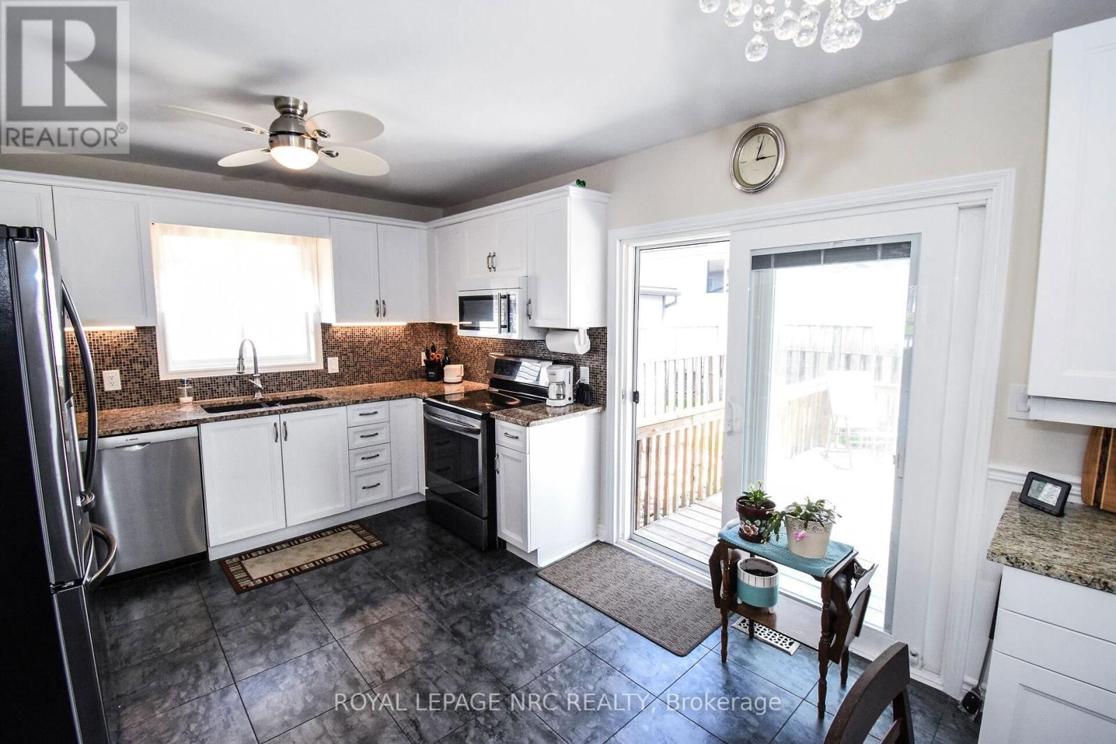 330 AUTUMN CRESCENT Image 14