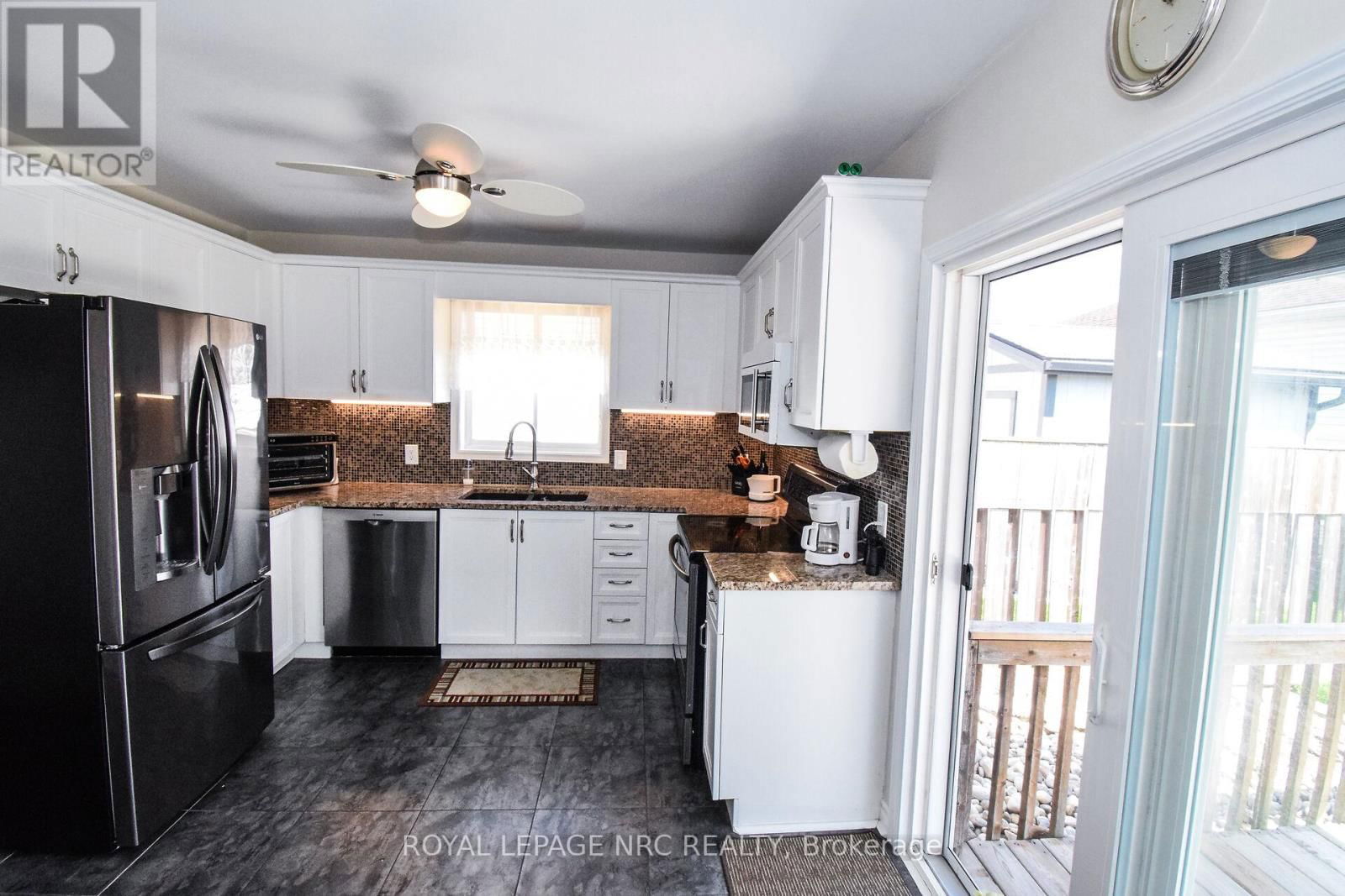 330 AUTUMN CRESCENT Image 15