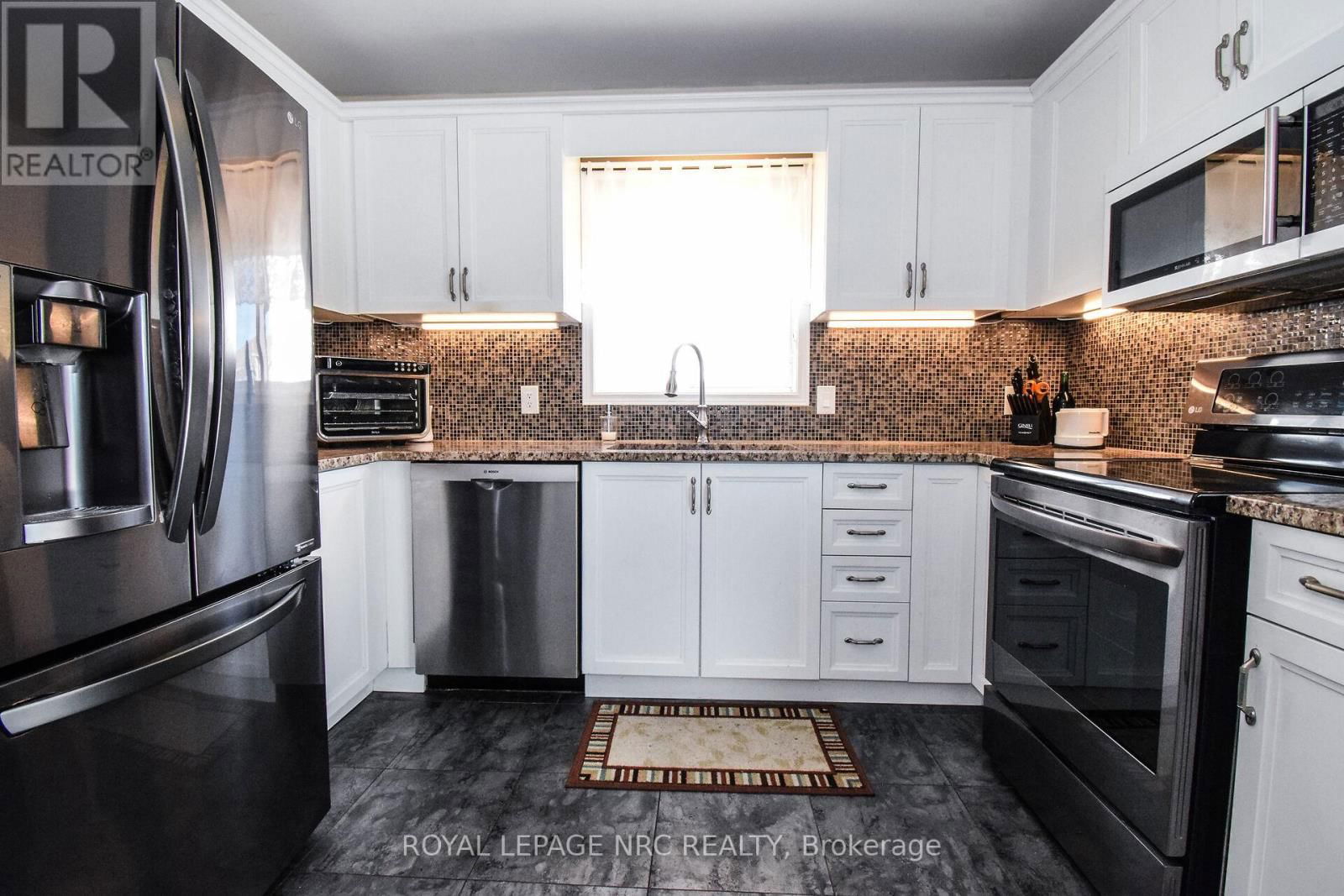 330 AUTUMN CRESCENT Image 16