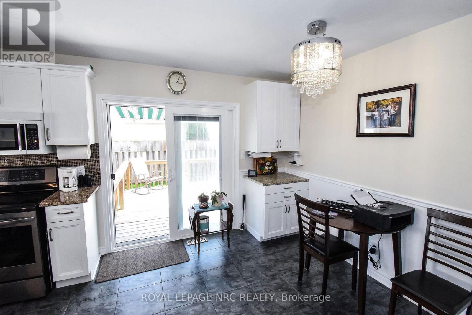 330 AUTUMN CRESCENT Image 17