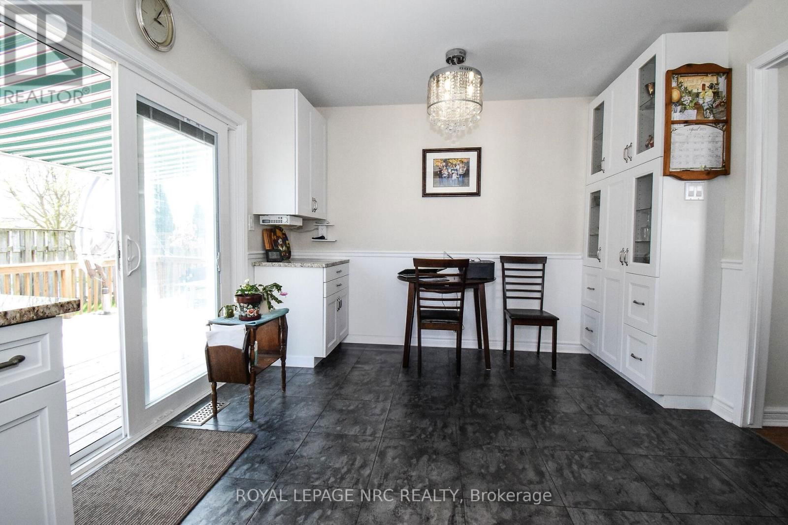 330 AUTUMN CRESCENT Image 18