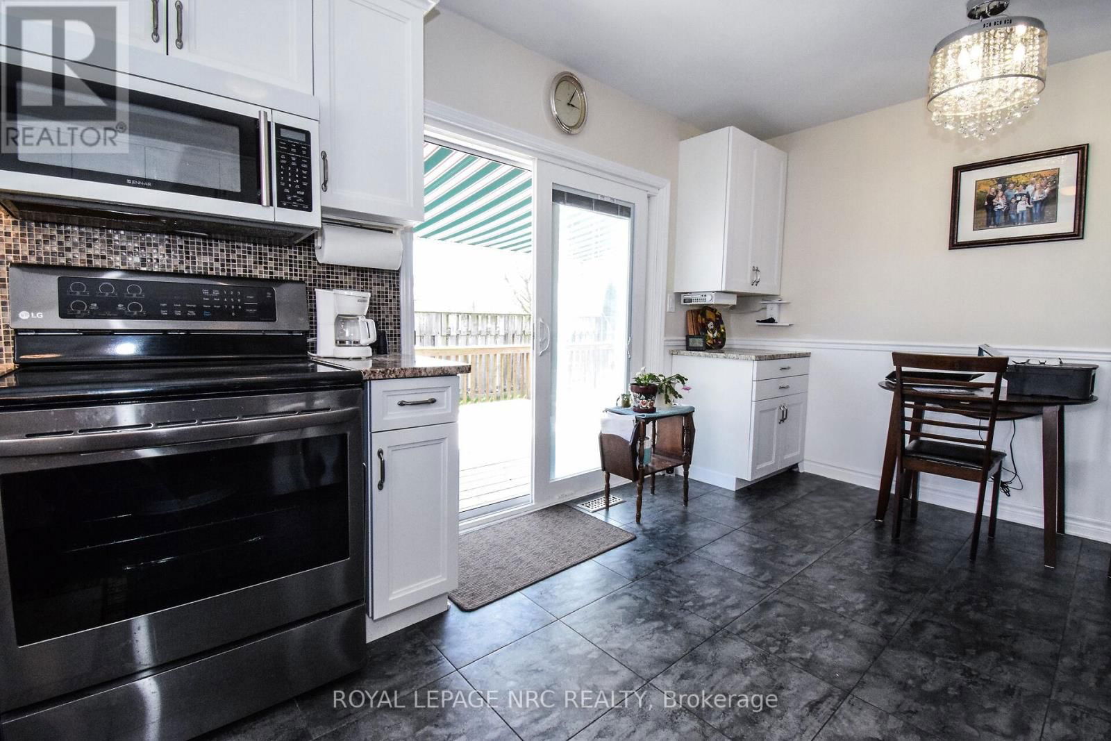 330 AUTUMN CRESCENT Image 19