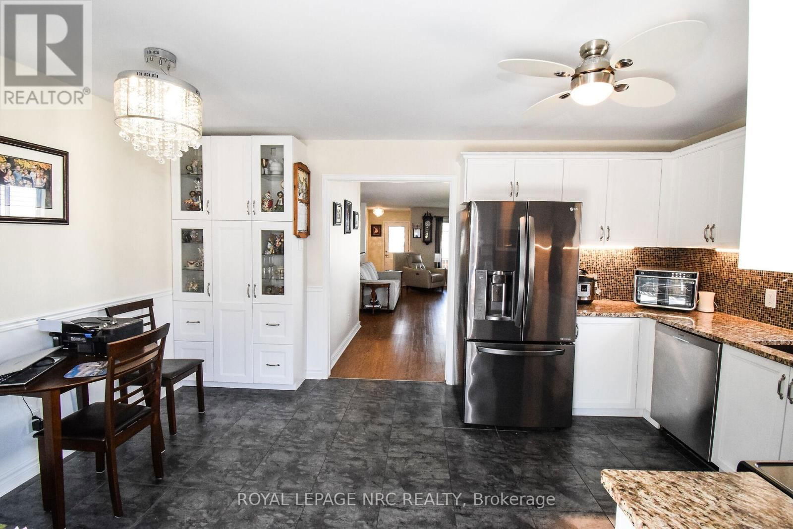 330 AUTUMN CRESCENT Image 21