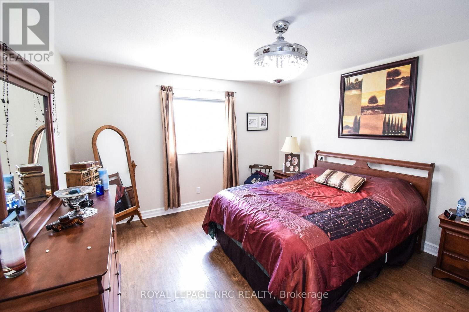 330 AUTUMN CRESCENT Image 22