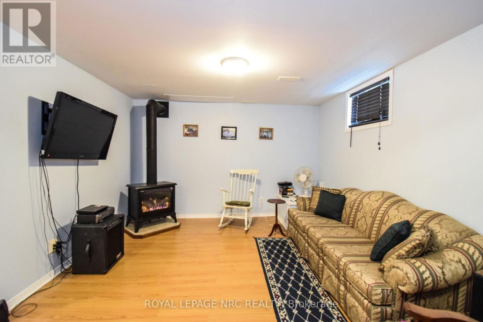 330 AUTUMN CRESCENT Image 31