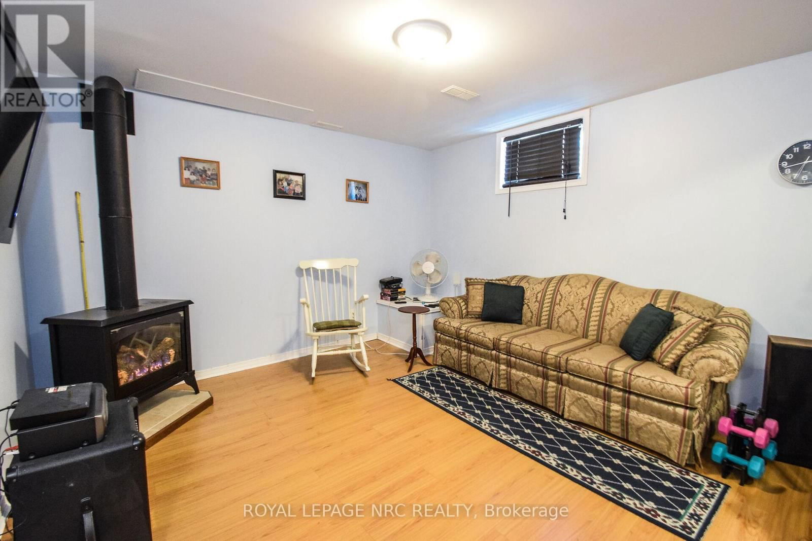 330 AUTUMN CRESCENT Image 32