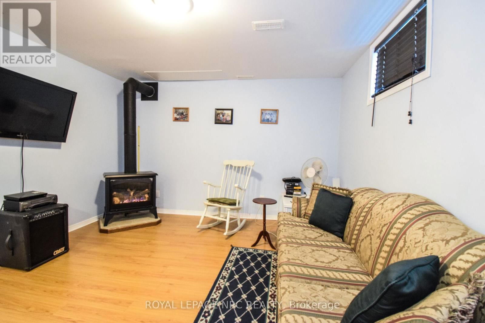 330 AUTUMN CRESCENT Image 33