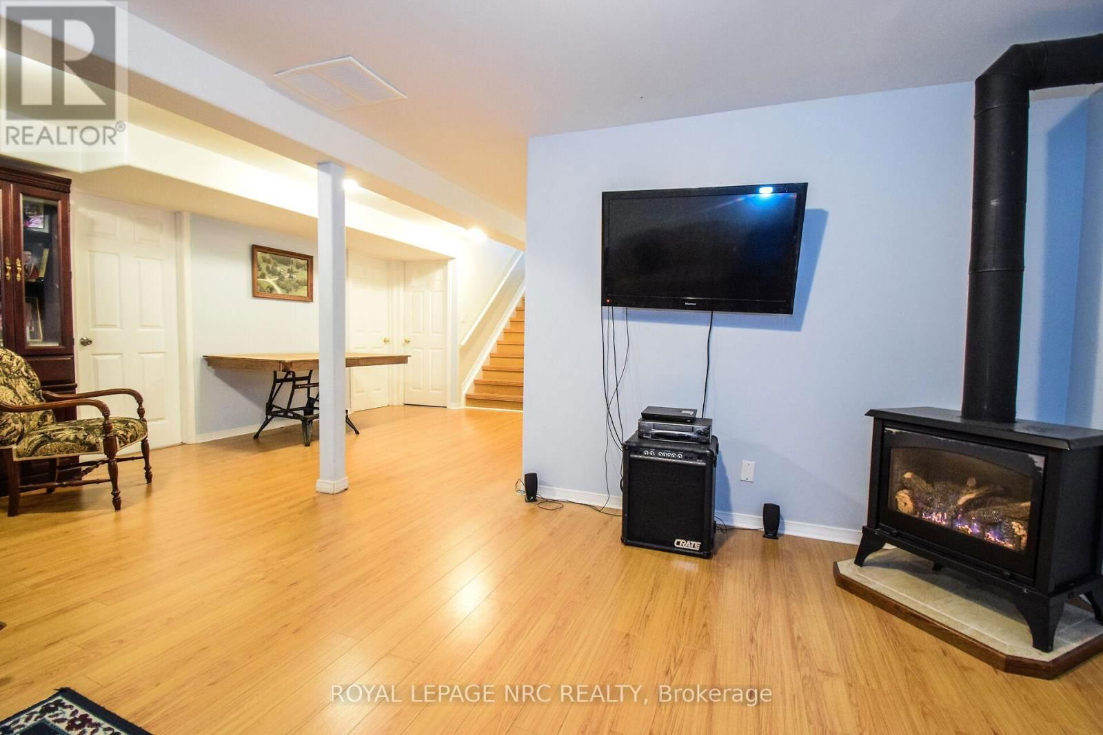 330 AUTUMN CRESCENT Image 34