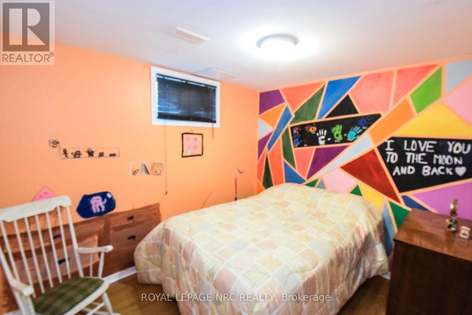 330 AUTUMN CRESCENT Image 35