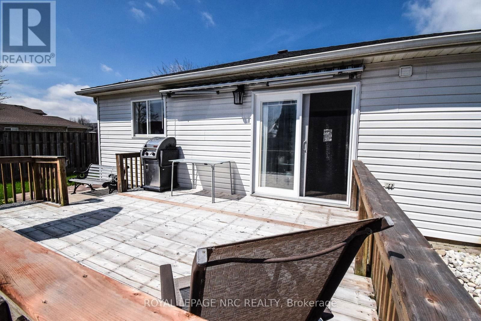 330 AUTUMN CRESCENT Image 43