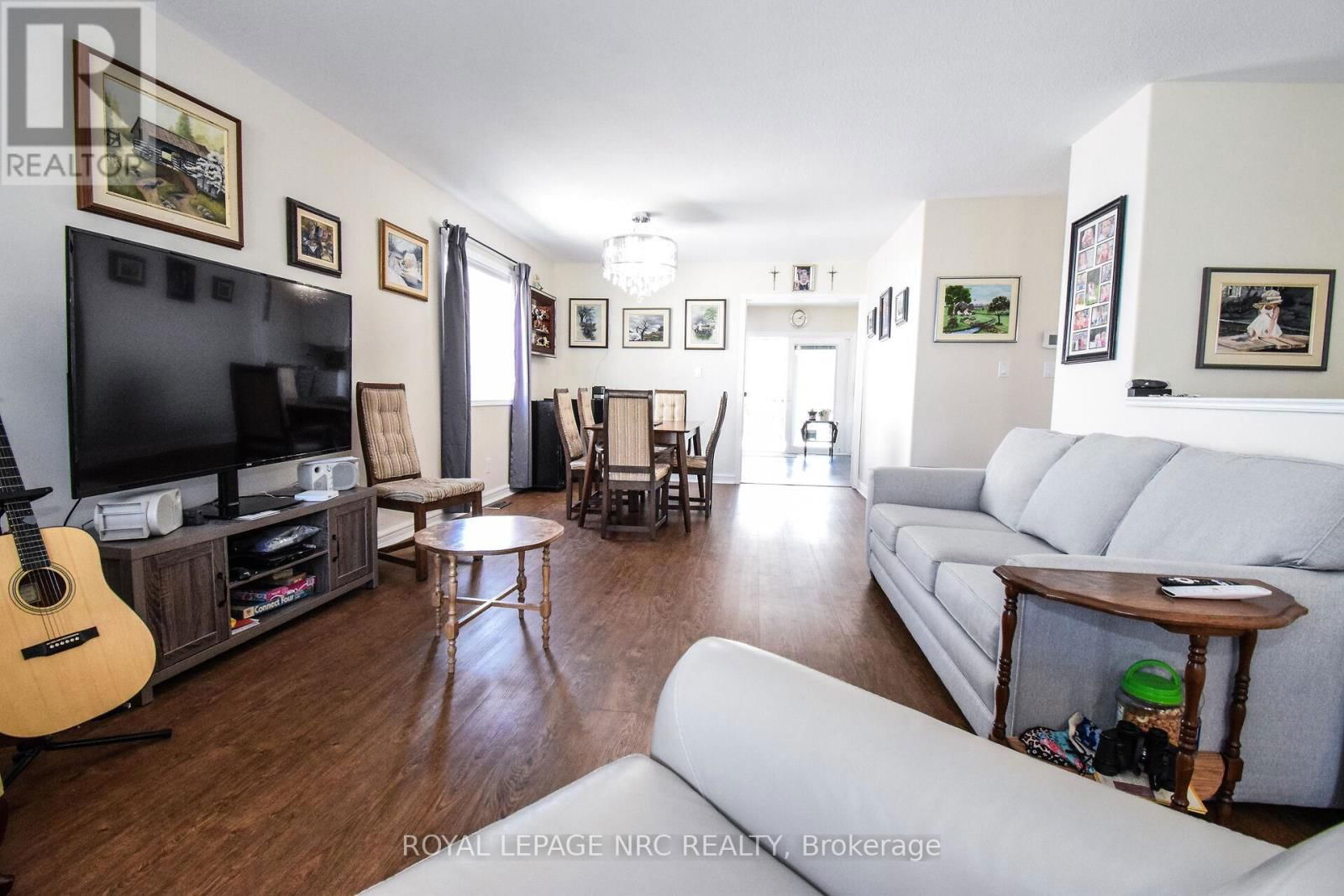 330 AUTUMN CRESCENT Image 7