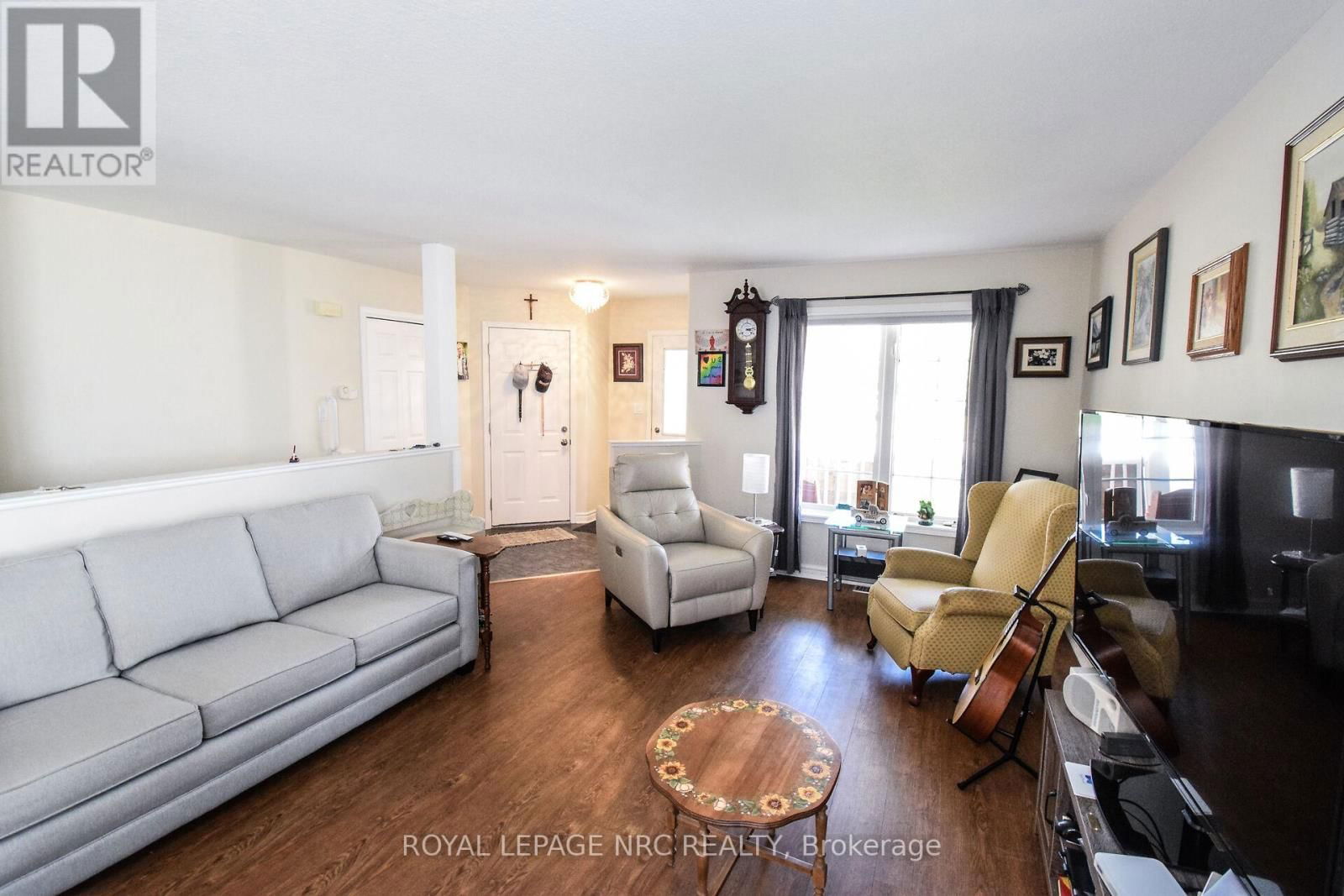 330 AUTUMN CRESCENT Image 9