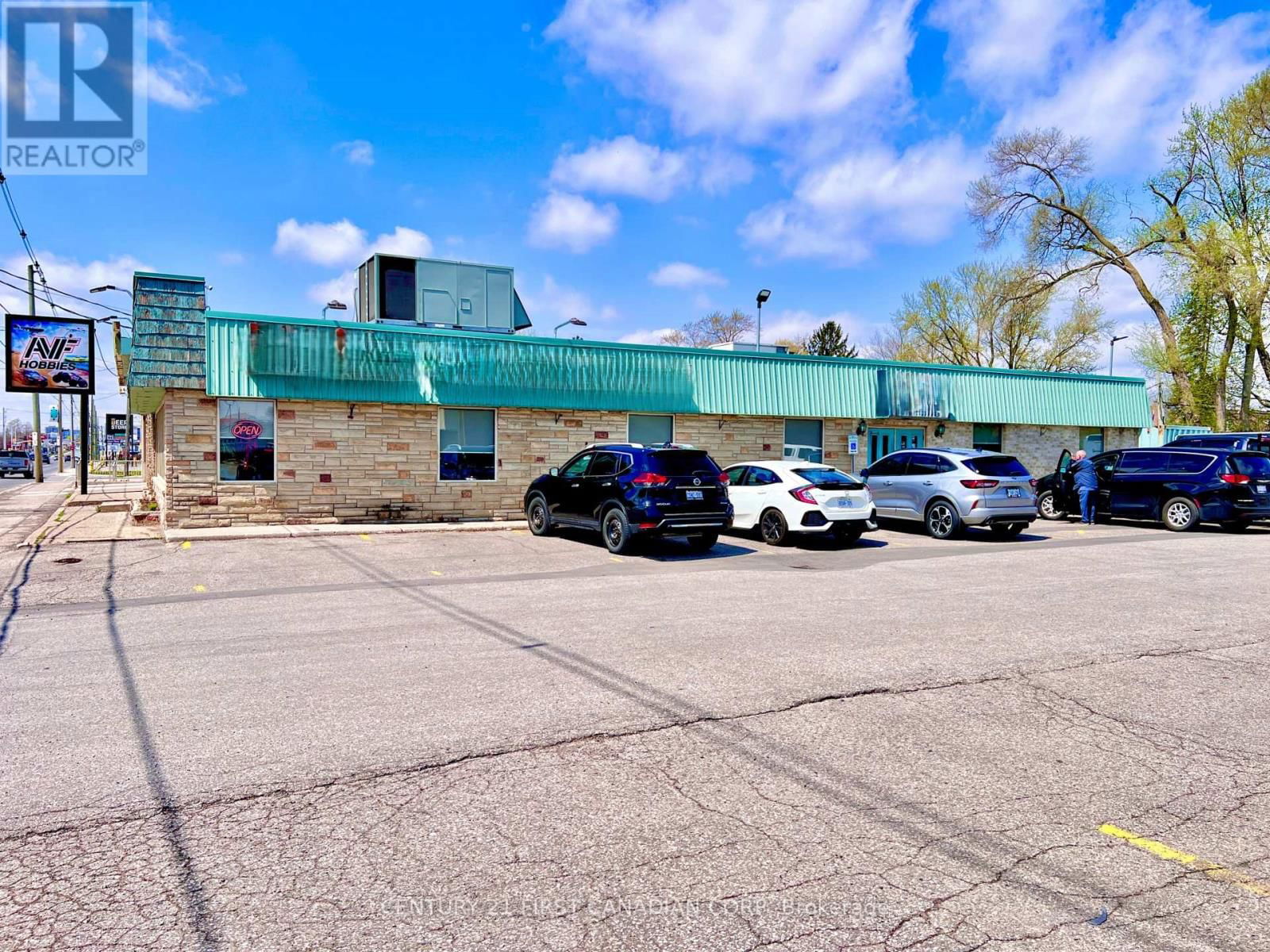 1622 DUNDAS STREET Image 2