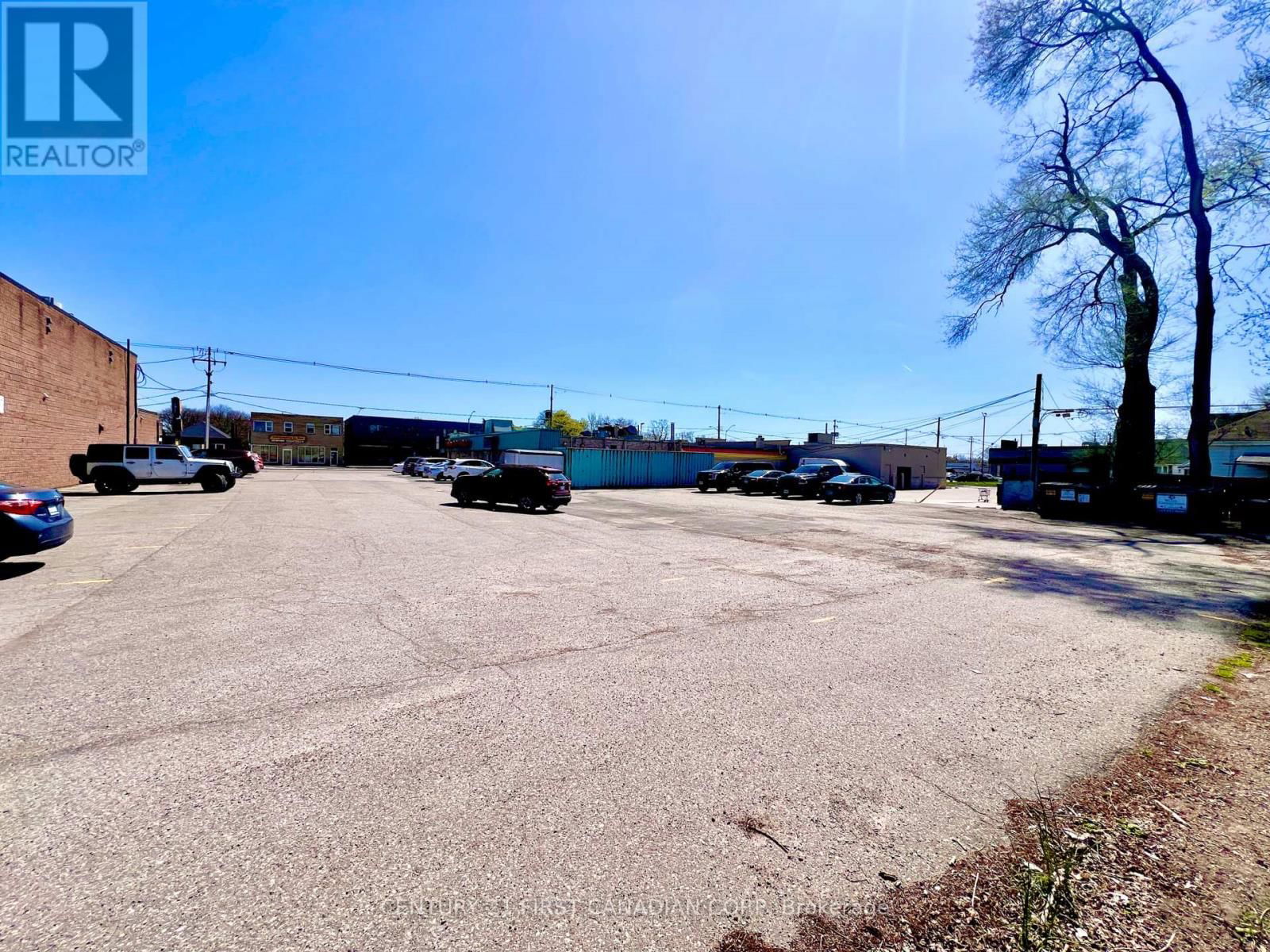 1622 DUNDAS STREET Image 4