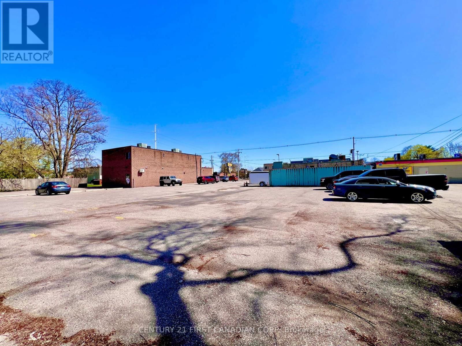 1622 DUNDAS STREET Image 6