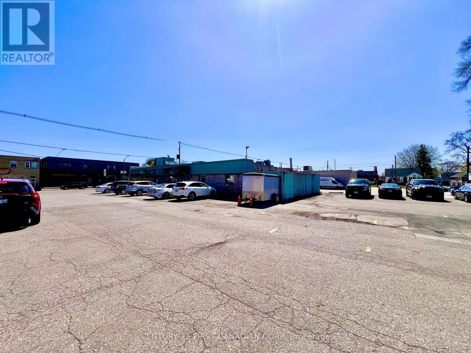 1622 DUNDAS STREET Image 7