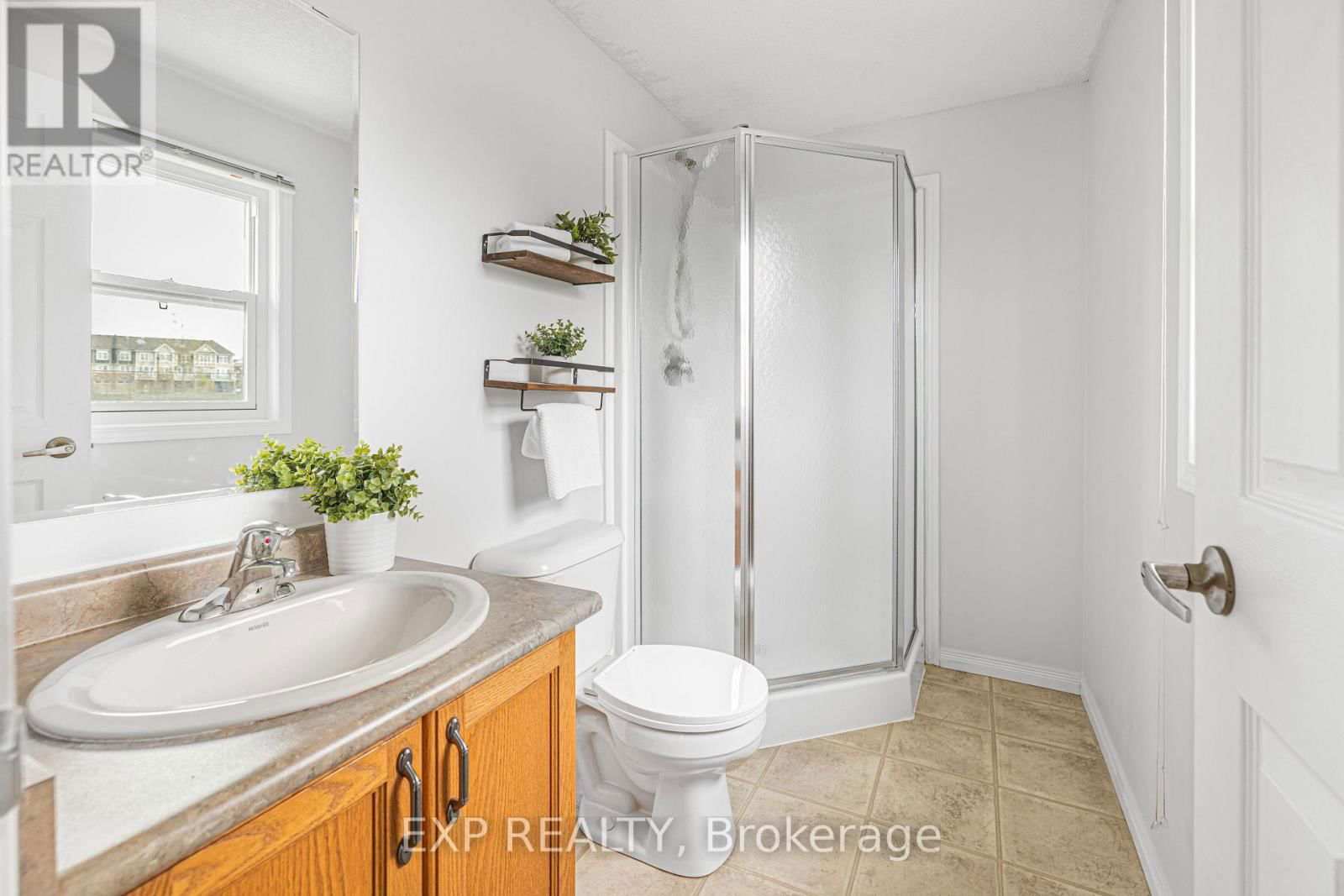181 SOPHIA CRESCENT Image 17