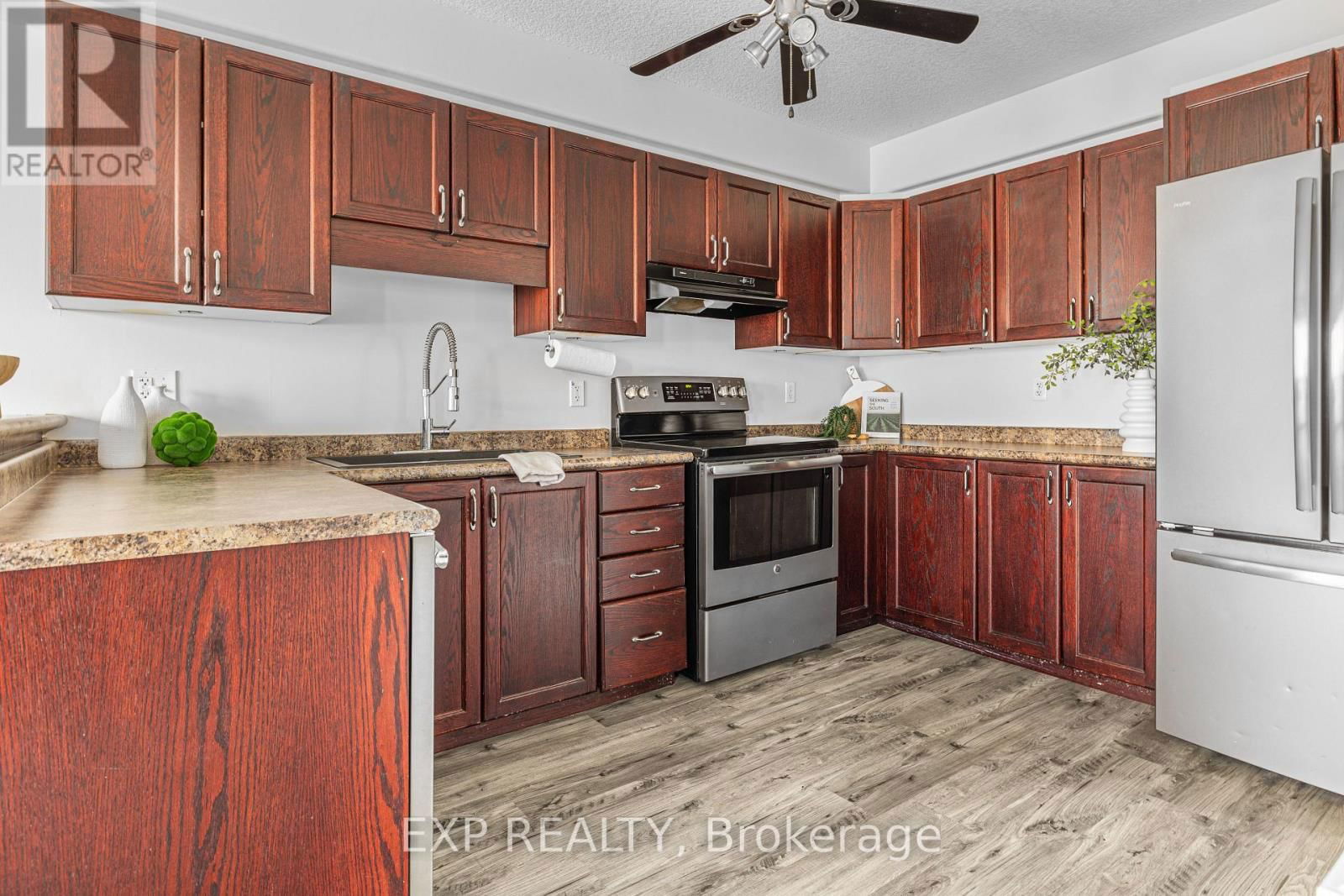181 SOPHIA CRESCENT Image 2
