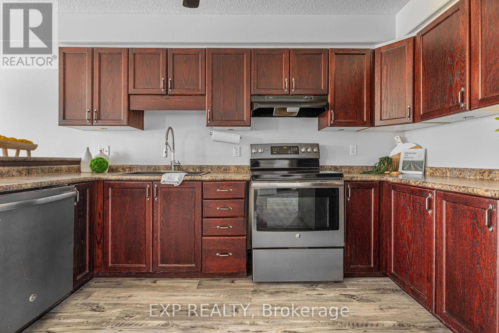 181 SOPHIA CRESCENT Image 3