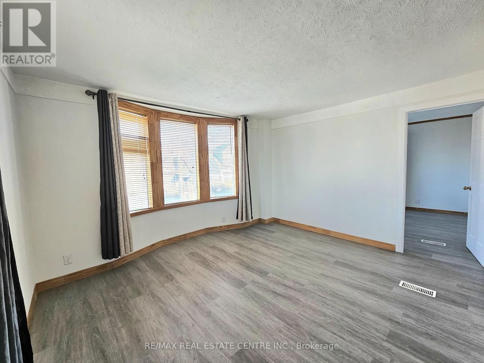 2 - 273 ROSSLYN AVENUE NORTH Image 10
