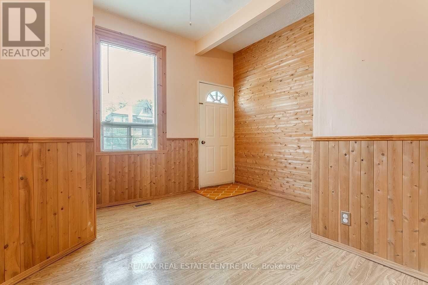 2 - 273 ROSSLYN AVENUE NORTH Image 2