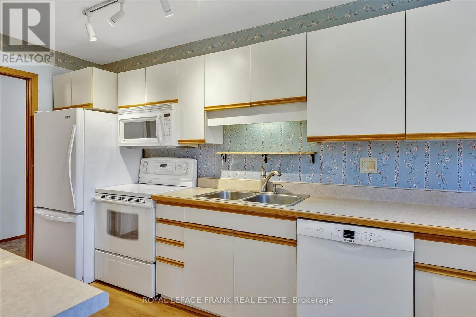 8 - 645 WHITAKER STREET Image 11
