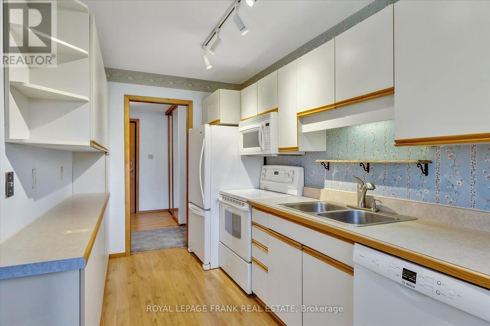 8 - 645 WHITAKER STREET Image 12