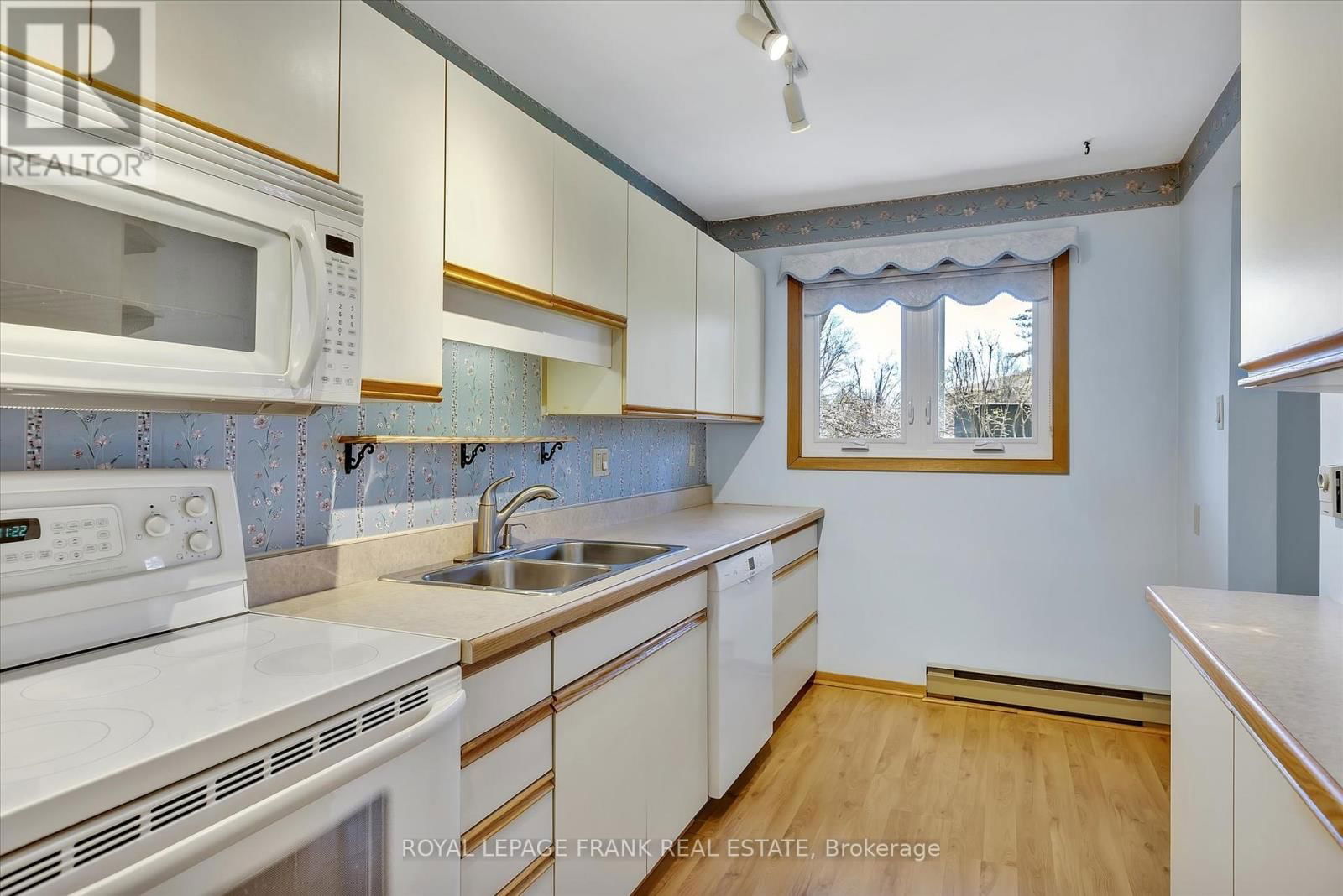 8 - 645 WHITAKER STREET Image 13