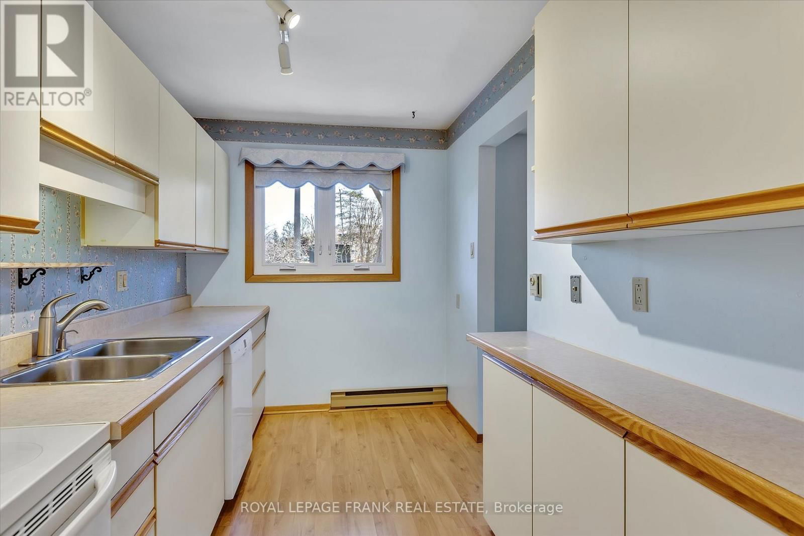 8 - 645 WHITAKER STREET Image 19