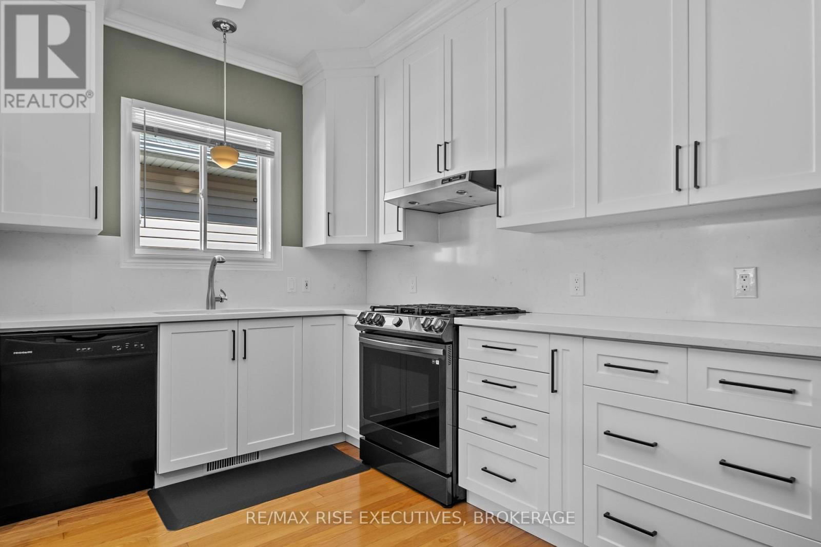 421 COOKE CRESCENT Image 11