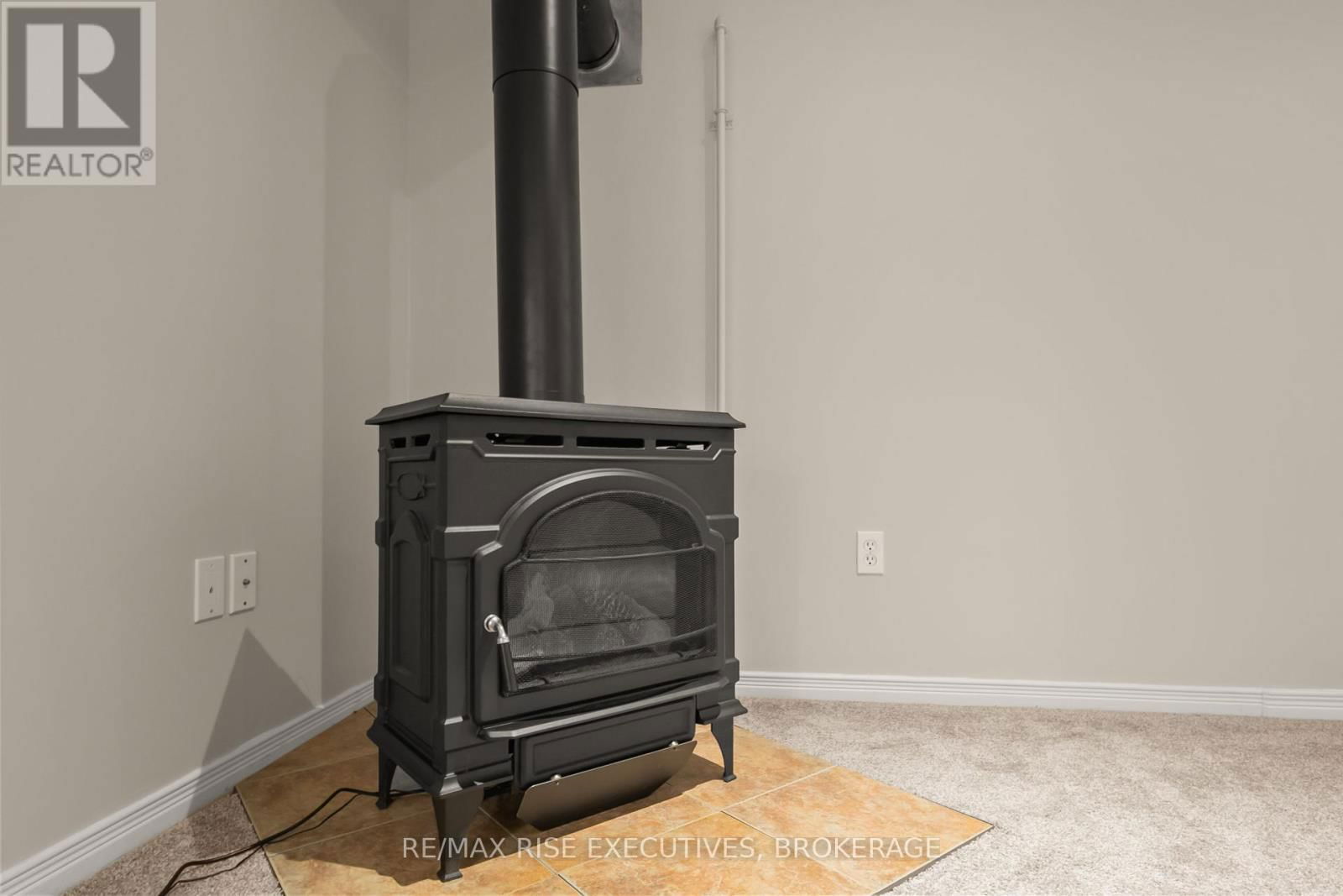 421 COOKE CRESCENT Image 25