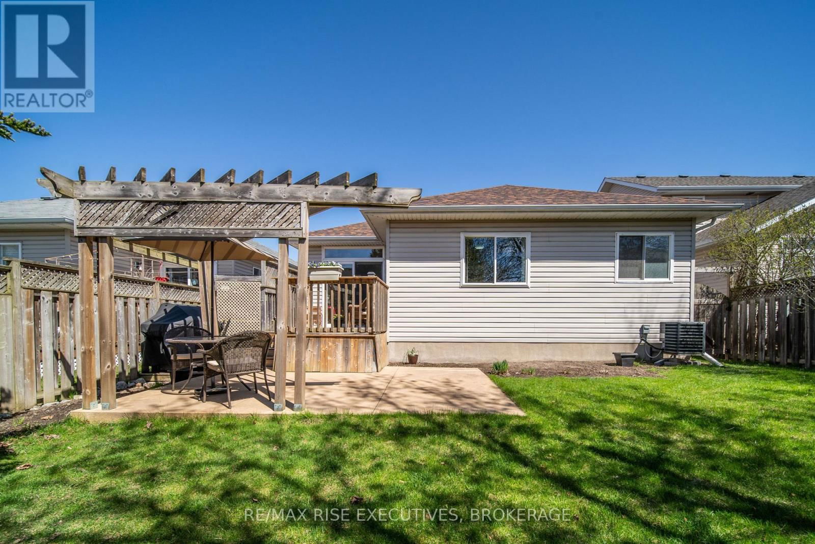 421 COOKE CRESCENT Image 37