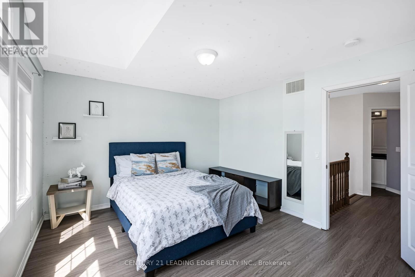 720 FISHER STREET EAST Image 28