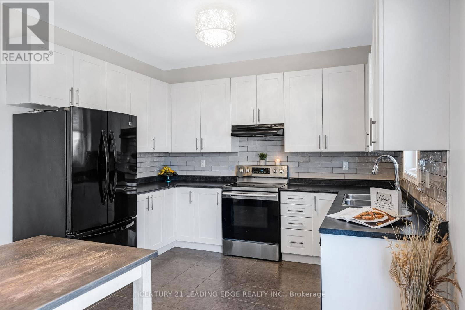 720 FISHER STREET EAST Image 9