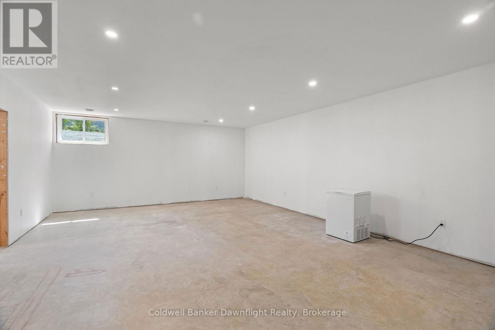 714 GLORIA STREET Image 32